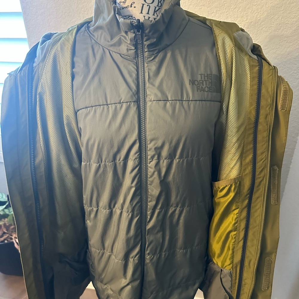 Men’s The North Face Olive and Charcoal Hooded Jacket - Picture 8 of 16